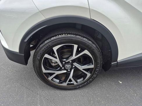 Used 2019 Toyota C-HR XLE FWD image 9