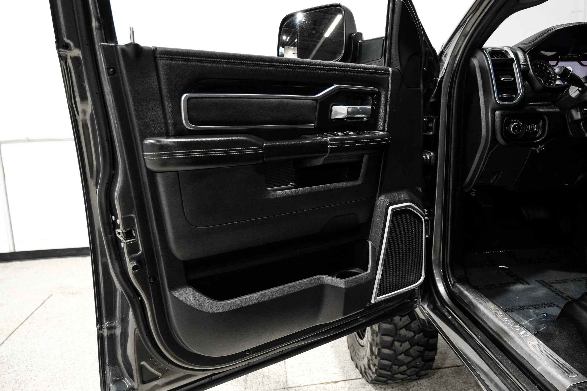 Used 2020 RAM 2500 Laramie w/ Night Edition AWD/4WD image 40