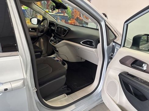 Used 2023 Chrysler Voyager LX FWD image 44