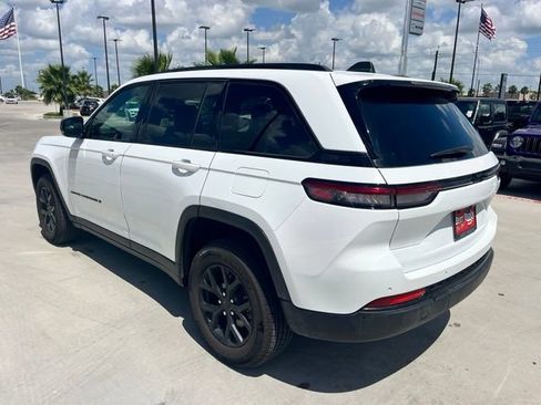 Used 2025 Jeep Grand Cherokee Altitude RWD image 6