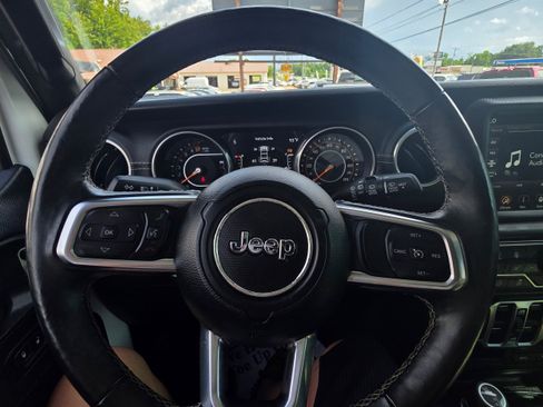 Used 2018 Jeep Wrangler Unlimited Sahara AWD/4WD image 9