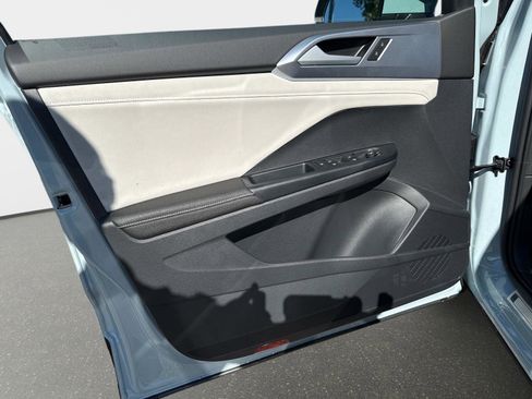 Used 2025 Volkswagen Taos SEL image 17