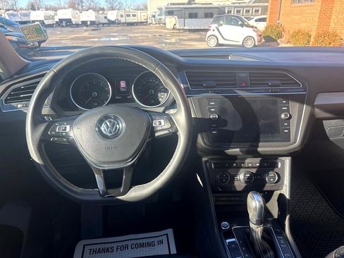 Used 2021 Volkswagen Tiguan SE w/ Panoramic Sunroof Package image 22