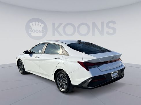 Used 2024 Hyundai Elantra SEL image 4