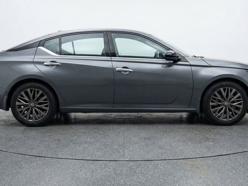 Used 2025 Nissan Altima 2.5 SV image 11