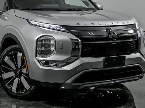 New 2026 Mitsubishi Outlander SE image 2