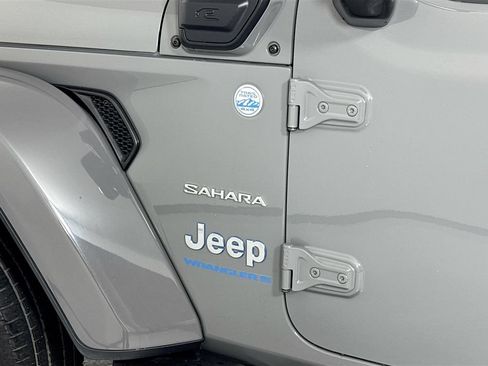 Used 2023 Jeep Wrangler Unlimited Sahara w/ Dual Top Group AWD/4WD image 9