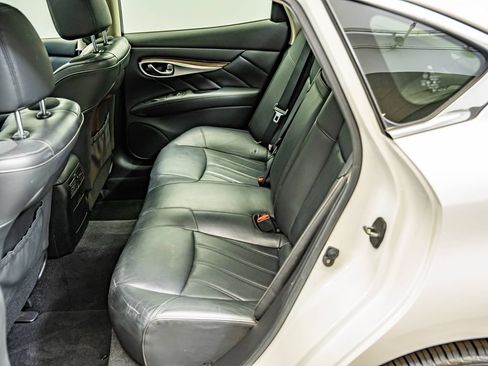 Used 2015 INFINITI Q70 3.7 w/ Deluxe Touring Package AWD/4WD image 42
