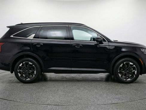 Used 2024 Kia Sorento S image 11