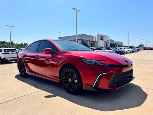 Used 2025 Toyota Camry SE w/ Convenience Package FWD image 7