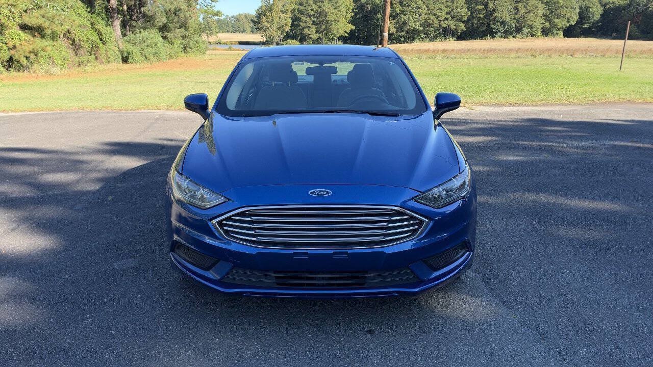 Used 2017 Ford Fusion SE w/ Fusion SE Technology Package FWD image 3