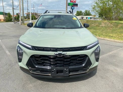 Used 2024 Chevrolet Trax ACTIV w/ Sunroof Package image 2