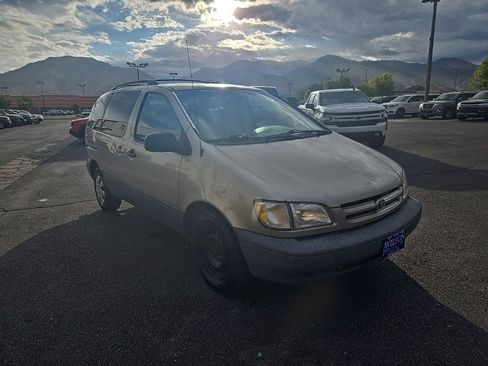 Used 2000 Toyota Sienna LE FWD image 3
