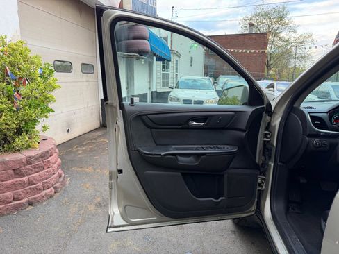 Used 2014 Chevrolet Traverse LT FWD image 21