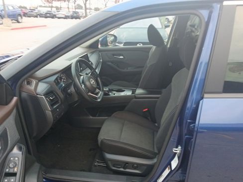 Used 2023 Nissan Rogue SV image 3