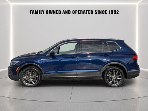 Used 2023 Volkswagen Tiguan SE w/ Panoramic Sunroof Package FWD image 3