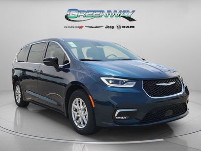 New 2025 Chrysler Pacifica Select w/ Uconnect Theater Family Group