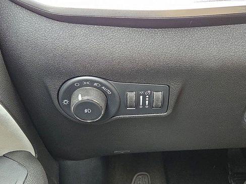 Used 2025 Jeep Compass Limited image 25