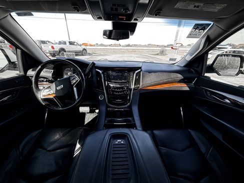 Used 2018 Cadillac Escalade ESV Luxury image 10