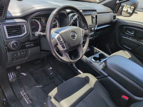 Used 2019 Nissan Titan SV w/ SV Convenience Package RWD image 2