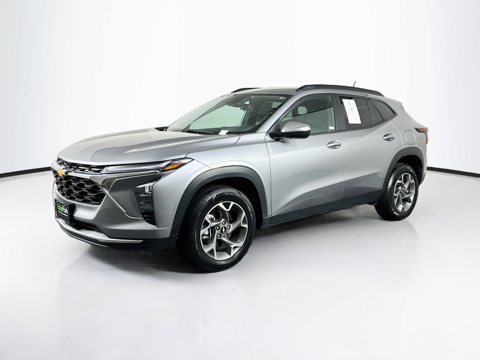 Used 2025 Chevrolet Trax LT FWD image 3