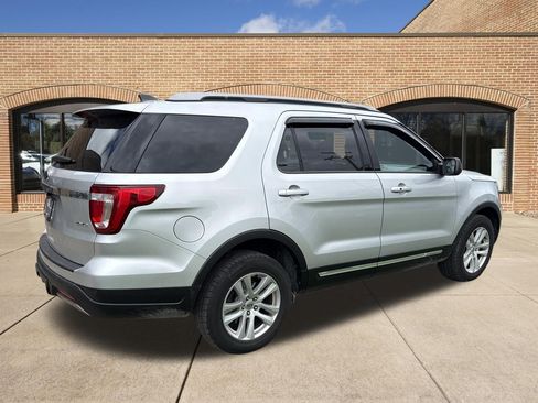 Used 2019 Ford Explorer XLT AWD/4WD image 3