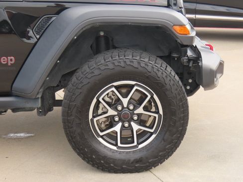 Used 2024 Jeep Gladiator Rubicon w/ Convenience Group AWD/4WD image 9
