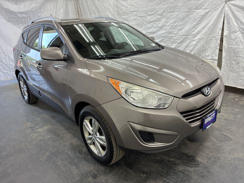 Used 2011 Hyundai Tucson GLS FWD image 2