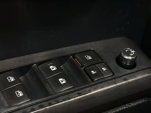 Used 2016 Toyota Tacoma SR5 AWD/4WD image 18