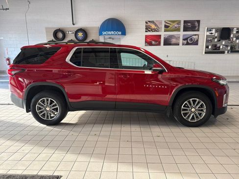 Used 2023 Chevrolet Traverse LT FWD image 2