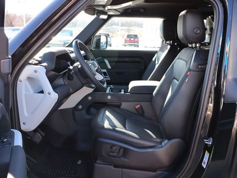 Used 2023 Land Rover Defender 90 X-Dynamic SE image 12