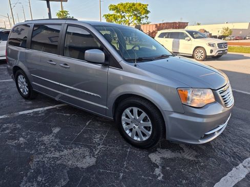 Used 2016 Chrysler Town & Country Touring FWD image 3