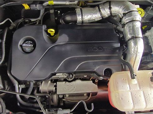 Certified 2022 Chevrolet Trax LT w/ Midnight Edition image 28