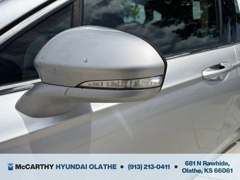 Used 2017 Ford Fusion SE FWD image 17