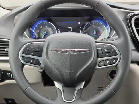 Certified 2023 Chrysler Pacifica Touring-L FWD image 25
