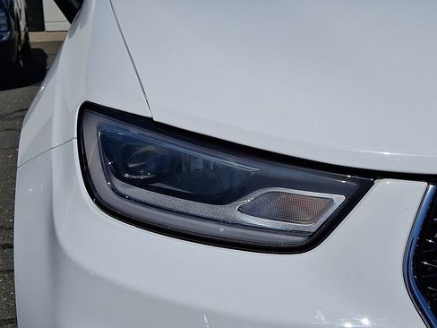 Used 2023 Chrysler Pacifica Touring-L FWD image 9