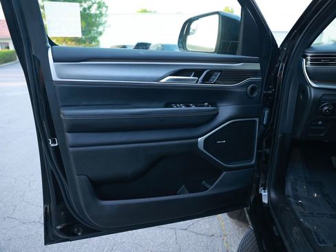 Used 2024 Jeep Wagoneer Series II RWD image 17