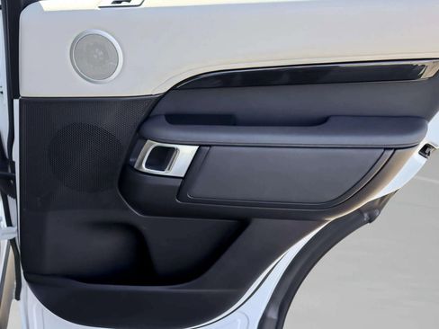 Used 2018 Land Rover Discovery SE image 33