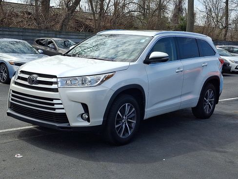 Used 2017 Toyota Highlander XLE image 2