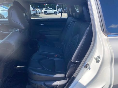 Used 2021 Toyota Highlander XLE AWD/4WD image 7