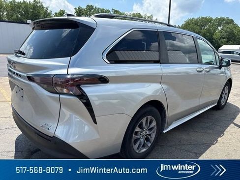 Used 2023 Toyota Sienna XLE FWD image 6