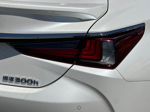 Used 2019 Lexus ES 300h Ultra Luxury w/ Accessory Package 2 FWD image 27