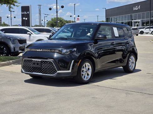 Used 2025 Kia Soul LX w/ LX Technology Package FWD image 2