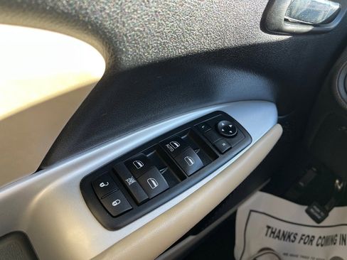 Used 2018 Dodge Journey SE image 22