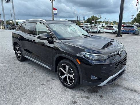 New 2025 Volkswagen Tiguan SE image 8