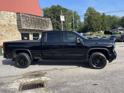 Used 2024 Chevrolet Silverado 2500 High Country w/ High Country Premium Package AWD/4WD image 2