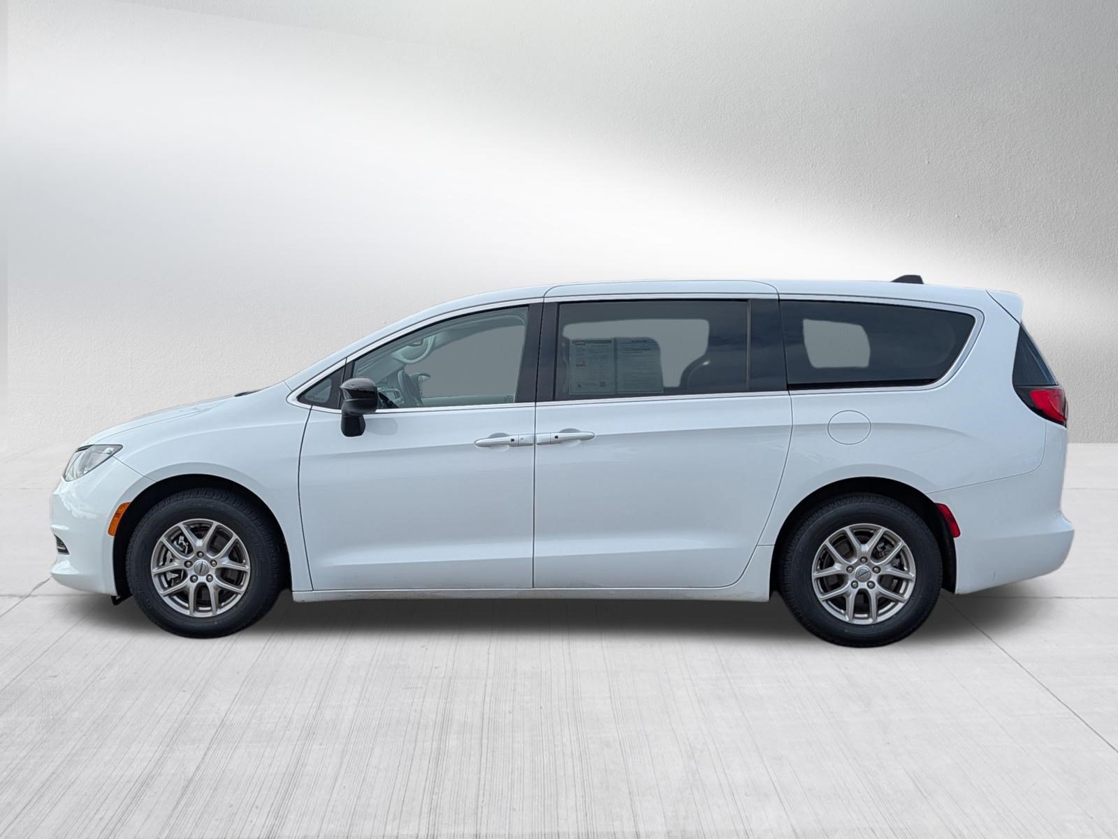 Used 2024 Chrysler Voyager LX FWD image 4