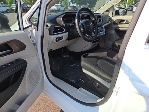 Used 2023 Chrysler Voyager LX FWD image 10