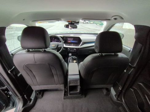 Certified 2025 Chevrolet Trax LT FWD image 20