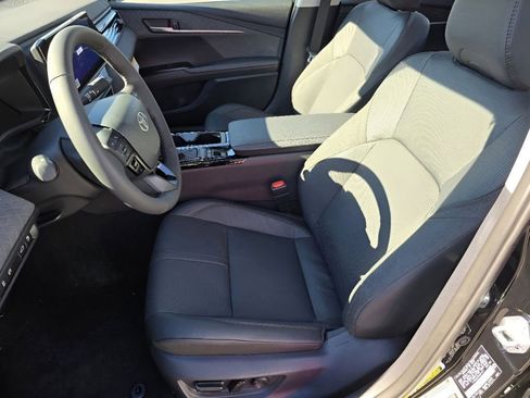 Used 2025 Toyota Camry XLE FWD image 31